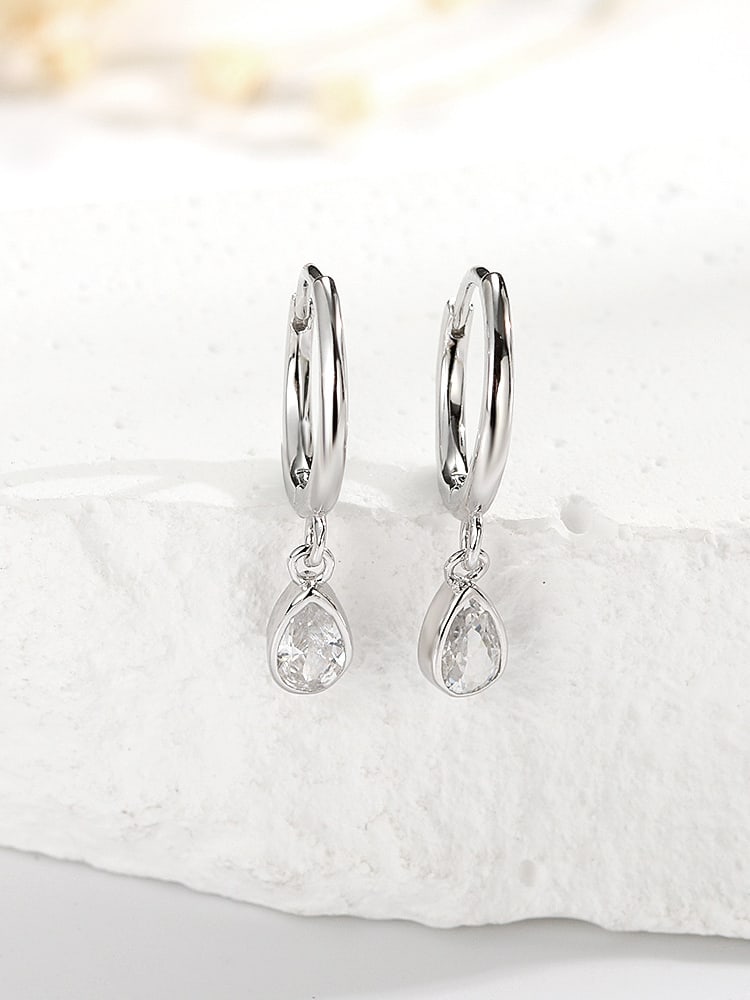 Ohrring aus 925er Sterlingsilber mit Zirkonia in Tropfenform